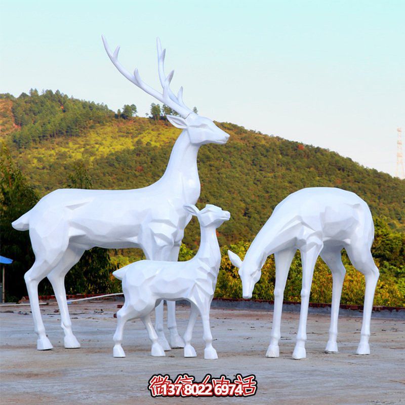 玻璃鋼梅花鹿雕塑，讓一家三口在公園戶(hù)外玩耍