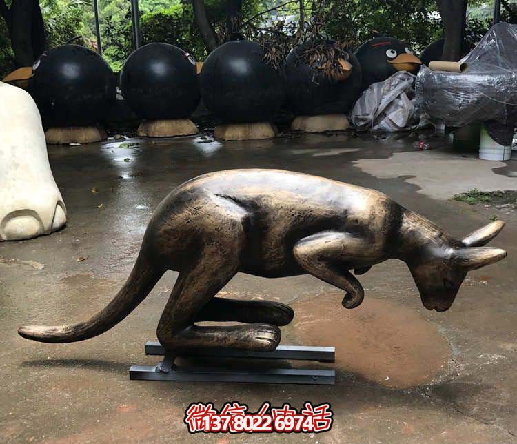 不銹鋼袋鼠雕塑，擺放于大型廣場