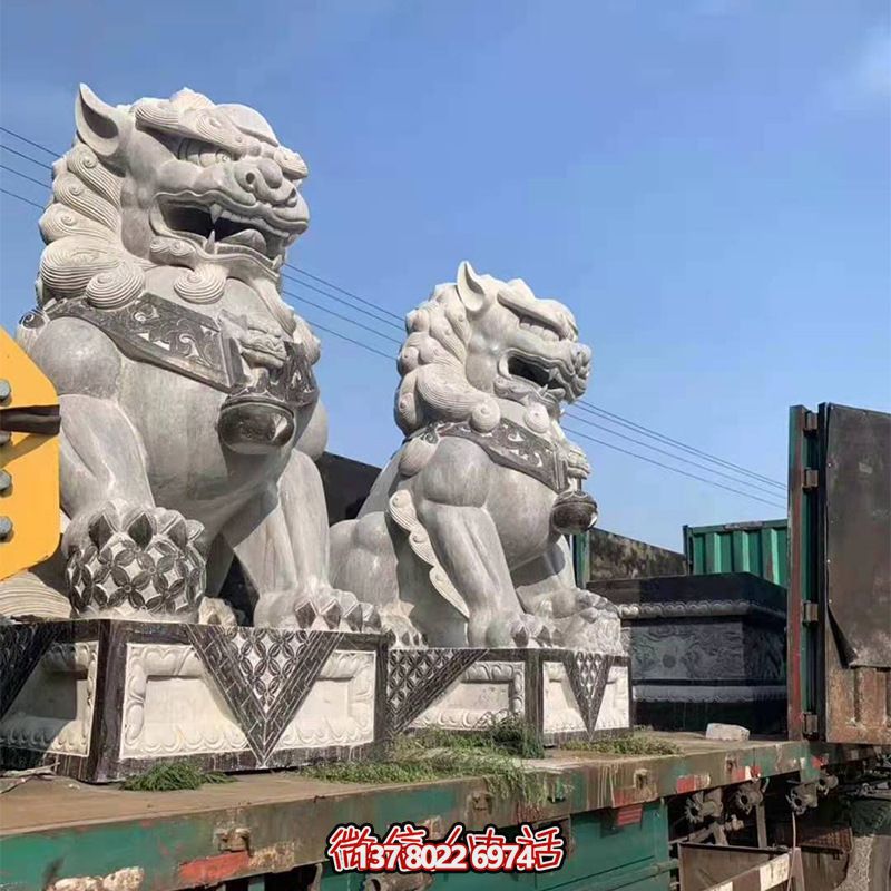 青石制大型仿真獅子雕塑，為鎮(zhèn)宅增添獨(dú)特魅力