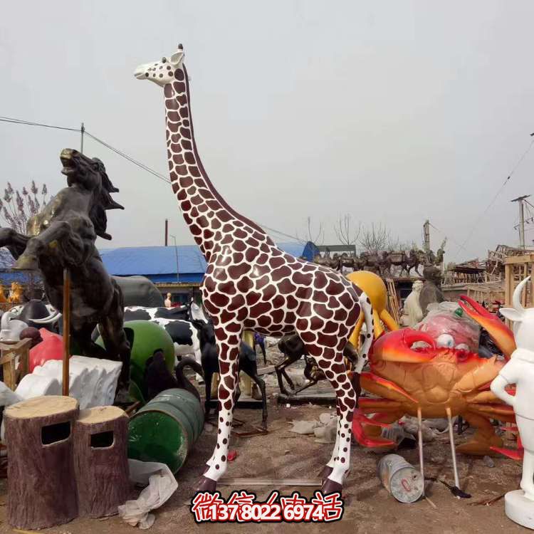 玻璃鋼長頸鹿雕塑，為戶外園林景觀增色