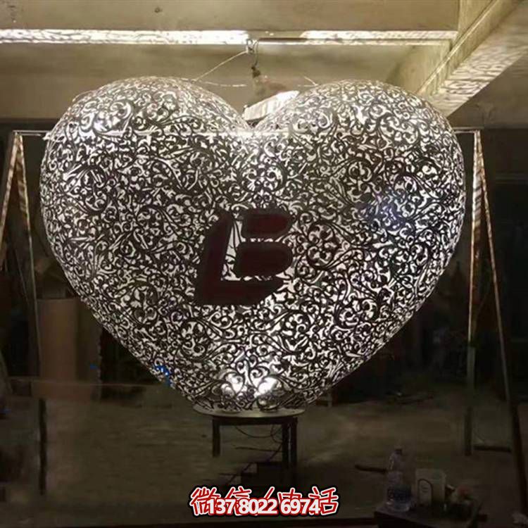 發(fā)光不銹鋼鏤空創(chuàng)意愛(ài)心雕塑