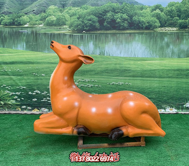 梅花鹿雕塑，繽紛草坪上添彩