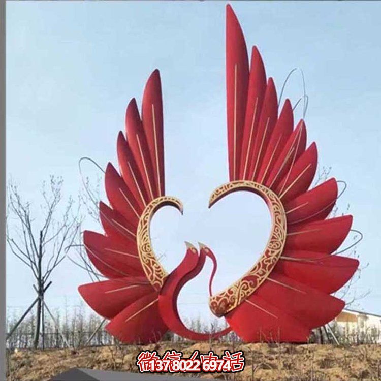 大型不銹鋼彩繪抽象鳳凰雕塑，為公園燈光亮化景觀