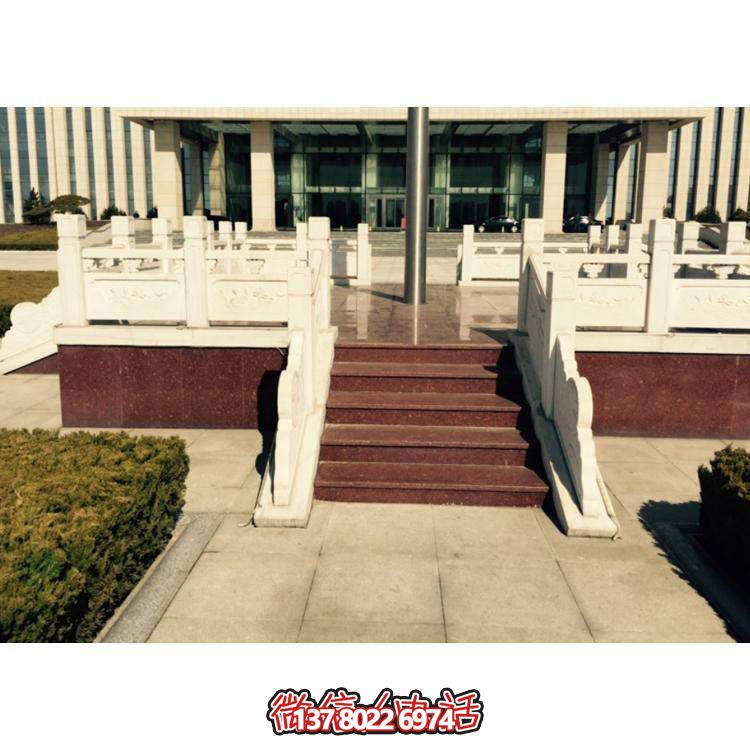 精美雕塑裝飾欄桿，增添學(xué)校廣場升旗臺象征意義