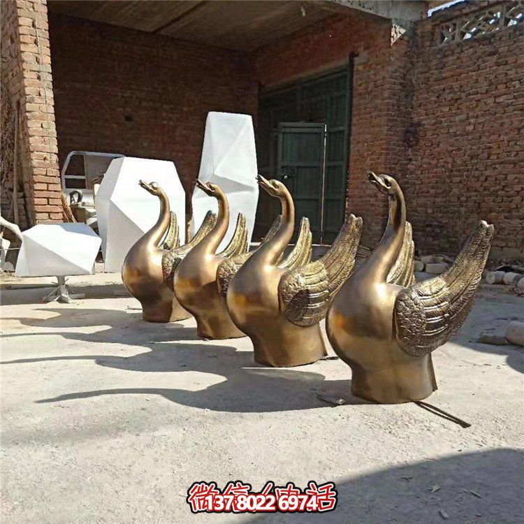 仿銅噴水雕塑，玻璃鋼景觀天鵝水池，為廣場園林擺放
