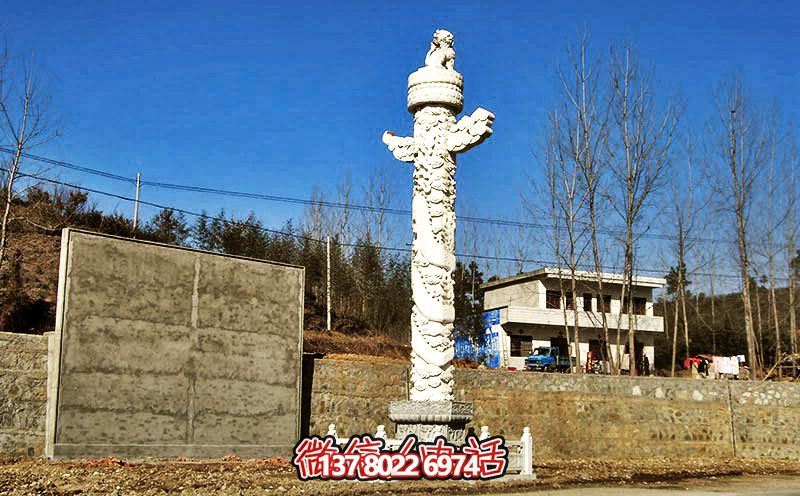 漢白玉華表雕塑，點(diǎn)綴農(nóng)村廣場(chǎng)