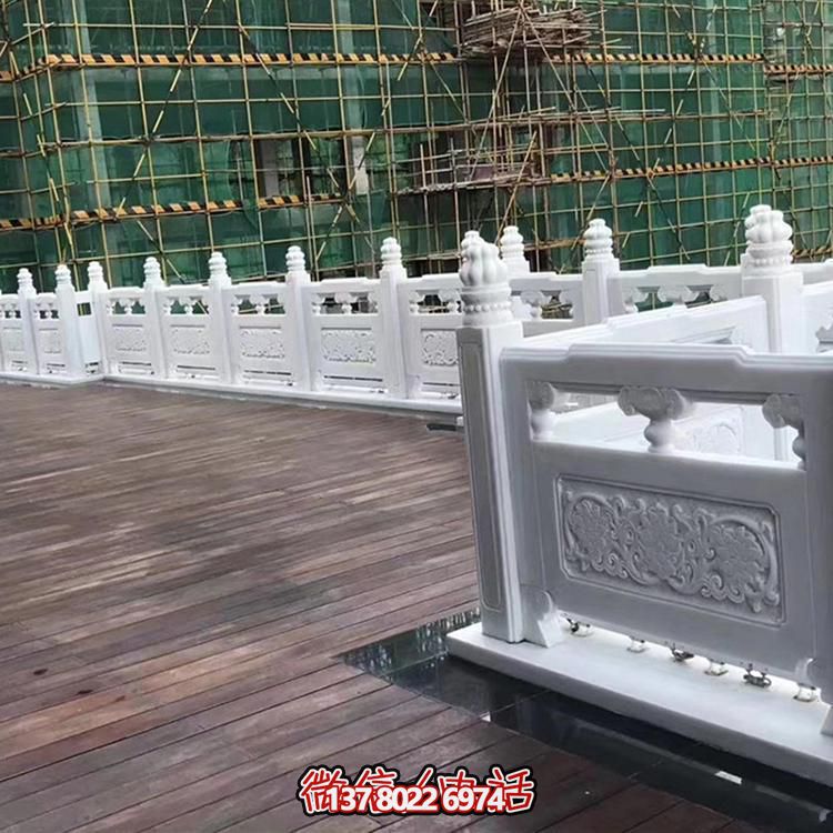 絢麗多彩的防護欄桿，為河道升旗臺打造夢幻般的園林雕塑