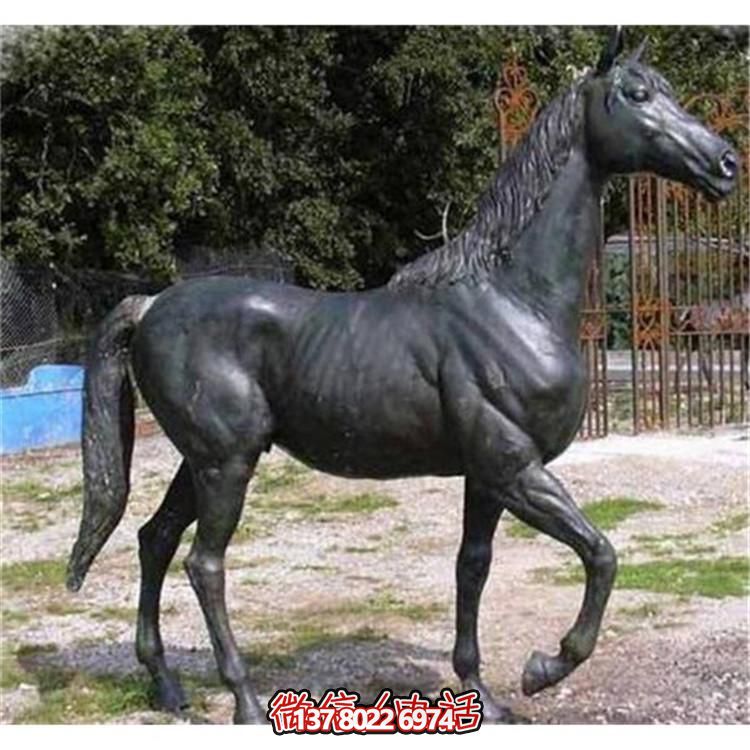 玻璃鋼仿銅馬雕塑，為園林廣場增添獨(dú)特魅力