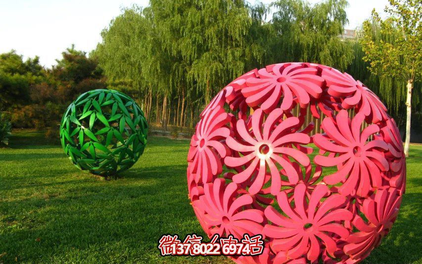 創(chuàng)意粉色鏤空球雕塑，為公園草坪增添童趣