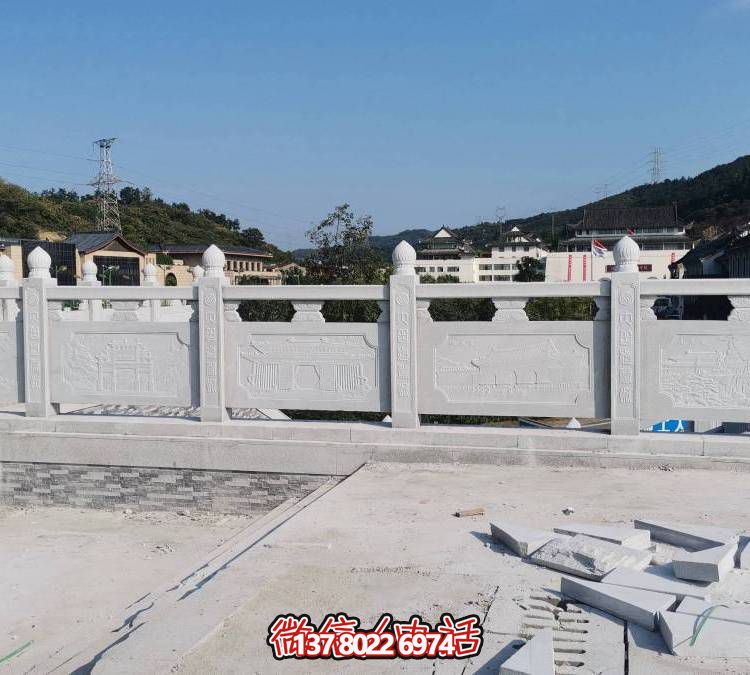 精美大理石雕塑，飾以圍欄的戶外河道裝飾