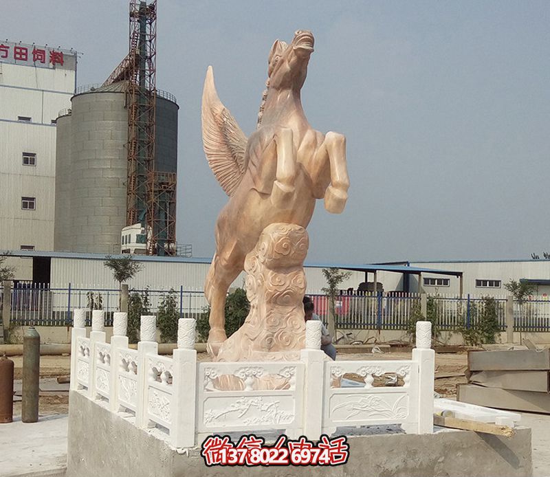 飛馬石雕創(chuàng)意雕塑，點(diǎn)綴廣場上的黃蠟石