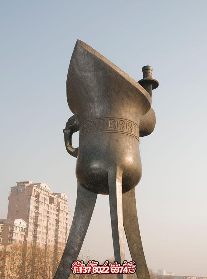 大型不銹鋼仿銅酒杯雕塑，傳承酒文化