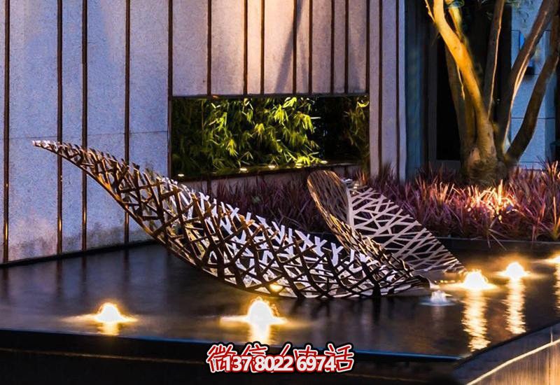 不銹鋼樹葉鏤空雕塑，給戶外和酒店環(huán)境帶來優(yōu)雅氣息