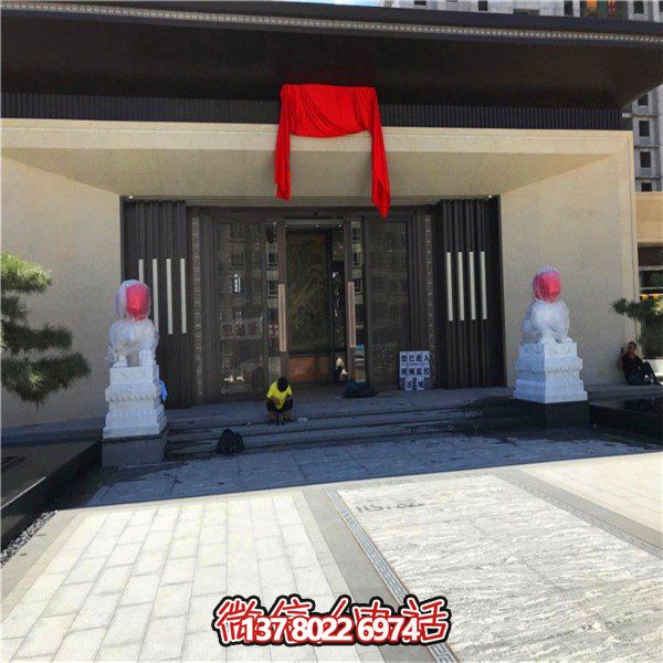 精美大型漢白玉石獅子雕刻門墩，為別墅門口增添雅致氣息