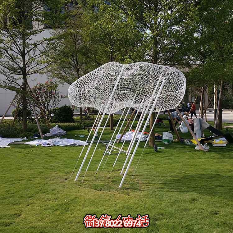 不銹鋼祥云雕塑，點(diǎn)綴美麗的戶外草坪