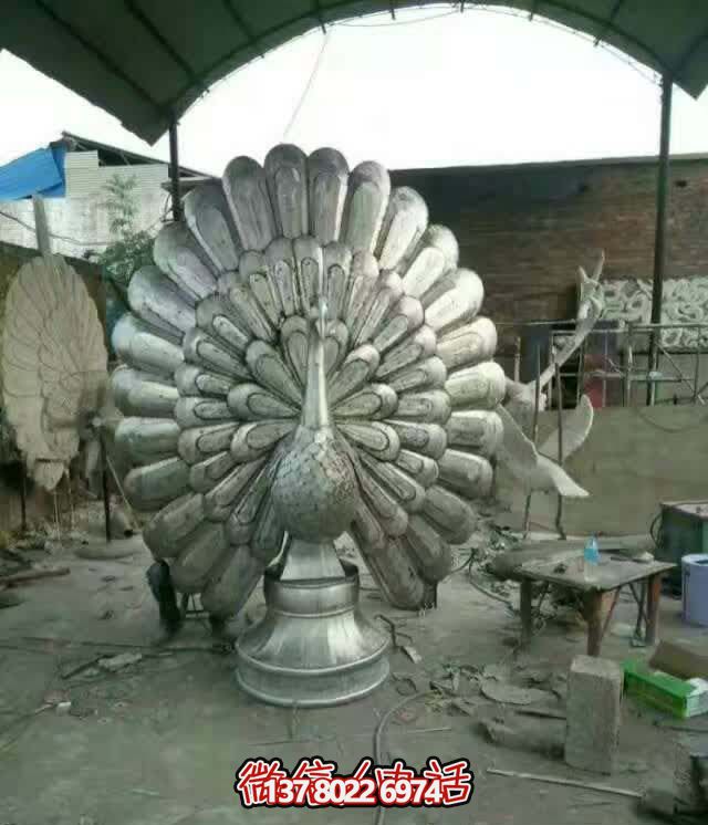 玻璃鋼孔雀雕塑，讓大型酒店里開(kāi)屏舊的神韻