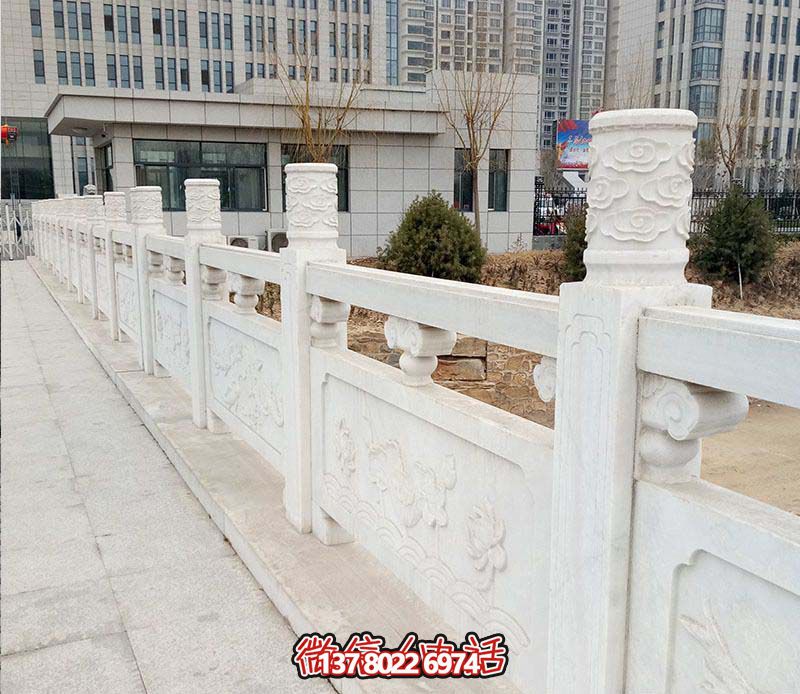 漢白玉鑲嵌欄桿扶手，點(diǎn)綴走廊裝飾，為城市花園添彩