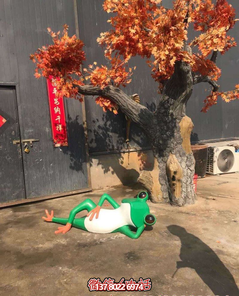 玻璃鋼雕塑躺臥青蛙，給公園增添美感