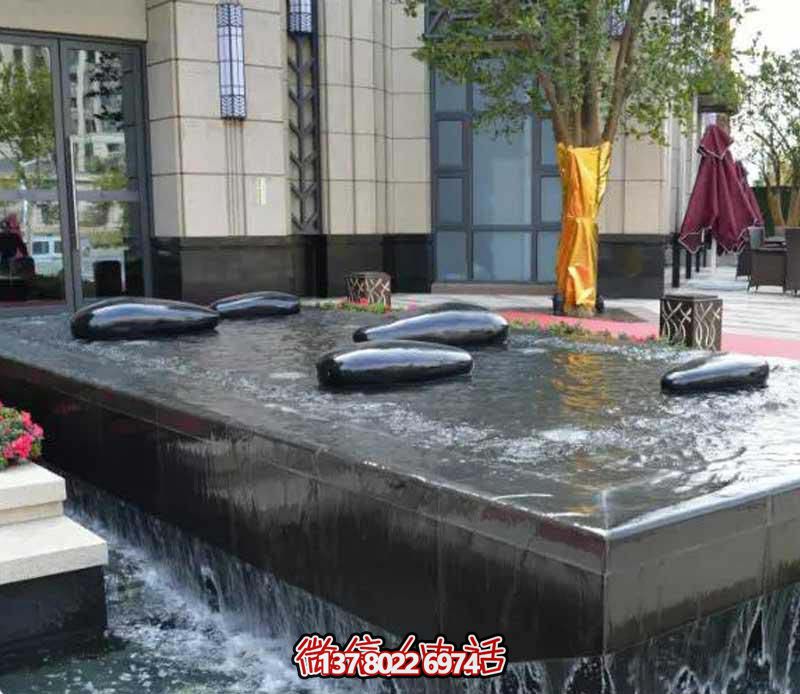 創(chuàng)意水中鵝卵石雕塑，為酒店池塘帶來抽象美感