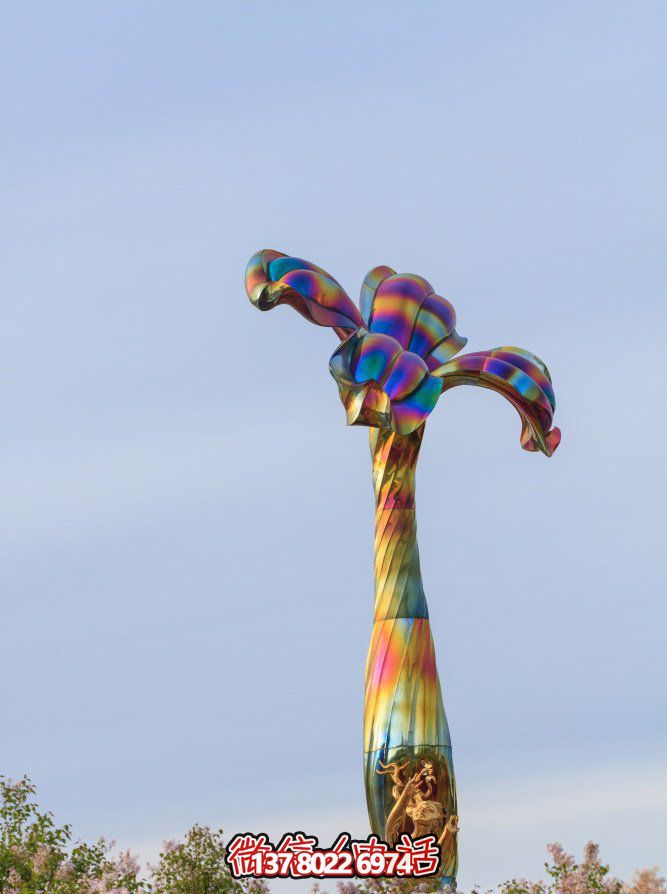 玻璃鋼藝術(shù)雕塑，點綴五彩花朵，為公園景觀帶來絢麗奪目的藝術(shù)氛圍