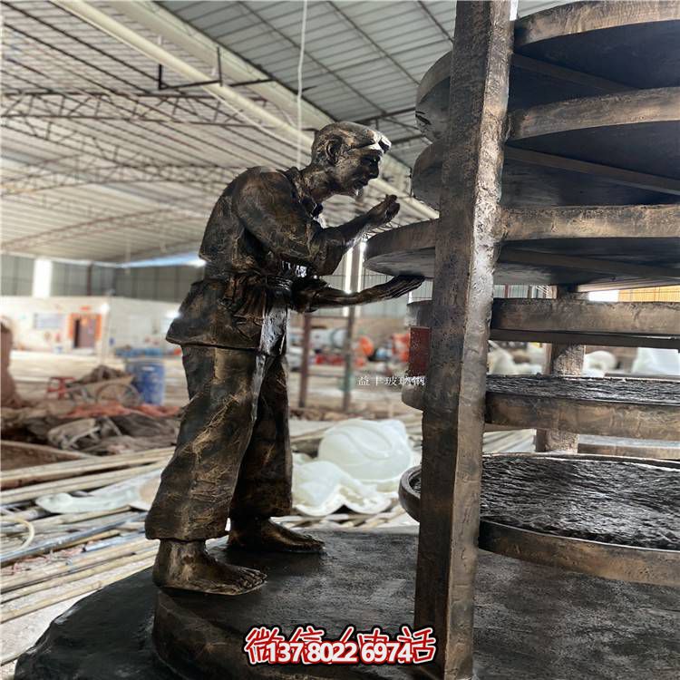 玻璃鋼仿銅人物擺件，點(diǎn)綴戶外園林景觀