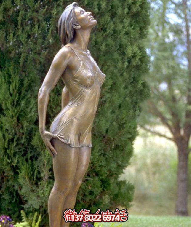 西方風格仿銅人物雕塑玻璃鋼擺放，為公園園林增添靈動之美