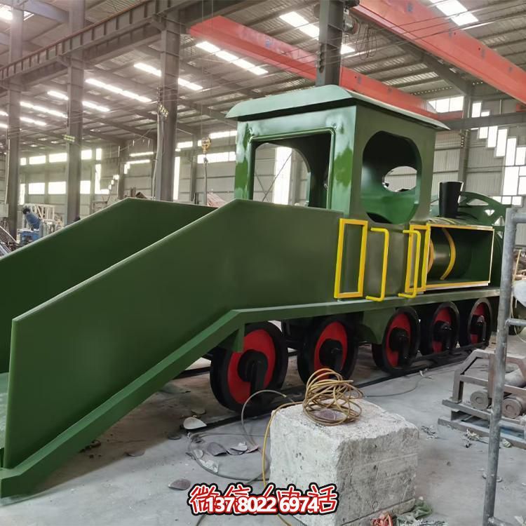 精致不銹鋼車頭雕塑，給游樂園增添時尚色彩