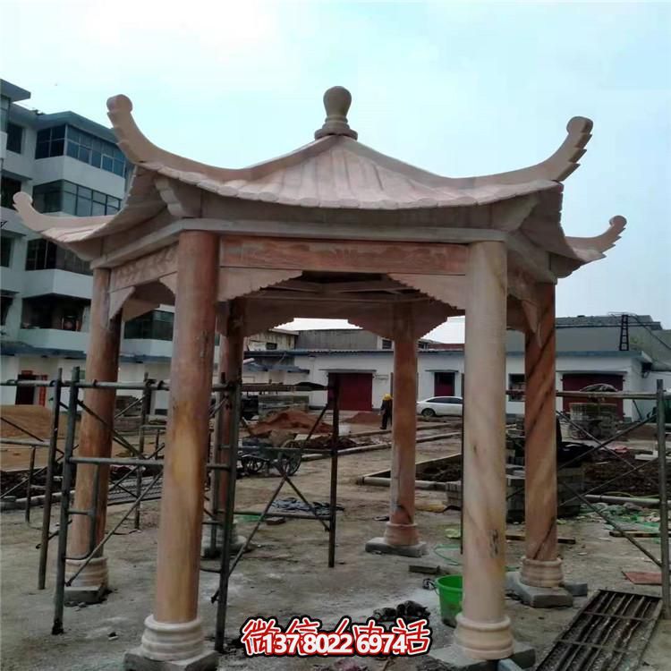 仿古涼亭，盡情欣賞晚霞染紅的美景