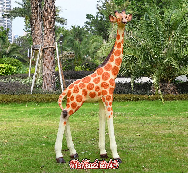藝術(shù)化玻璃鋼仿真大型長(zhǎng)頸鹿雕塑，點(diǎn)綴綠色草坪，讓公園更加美觀