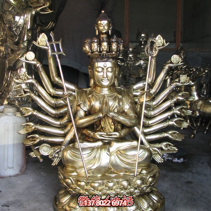 鎏金菩薩雕塑，供奉觀音祈福