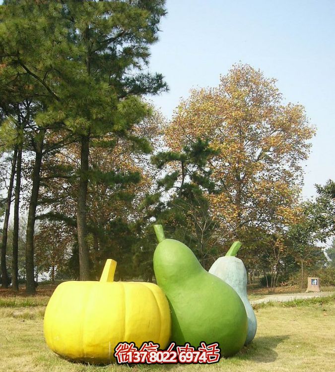 玻璃鋼雕塑，彩繪南瓜點(diǎn)綴戶外草坪