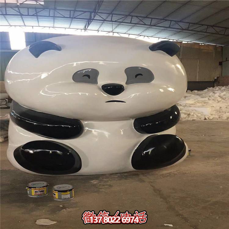 玻璃鋼雕塑熊貓公仔，環(huán)?？ㄍ〝[放裝飾商場(chǎng)