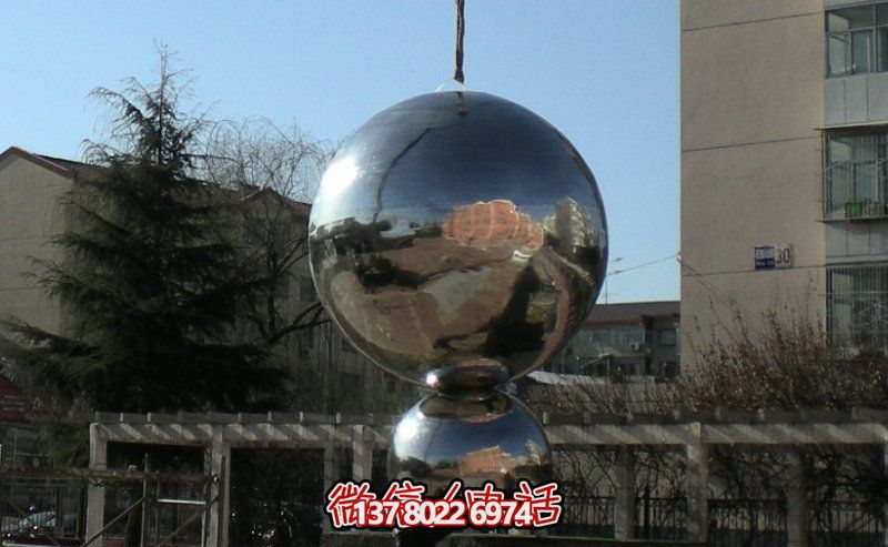 不銹鋼球體雕塑，鏡面反光，室外裝點(diǎn)美化