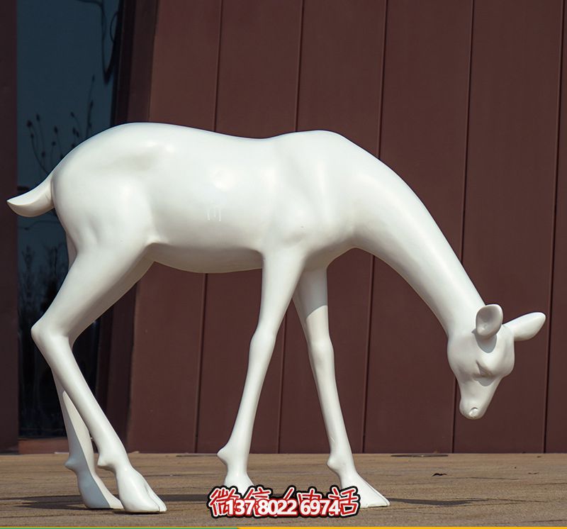 創(chuàng)意景觀酒店，低頭行走，讓鹿雕塑與您相伴