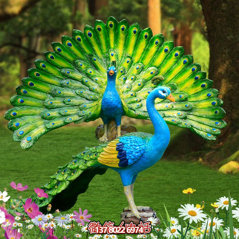 玻璃鋼彩繪孔雀雕塑，為公園草地增添靈動(dòng)之美