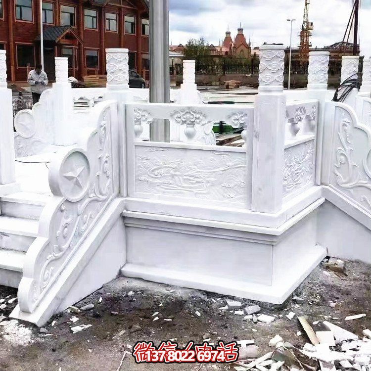 漢白玉升旗臺，做工精美，安全防護欄桿