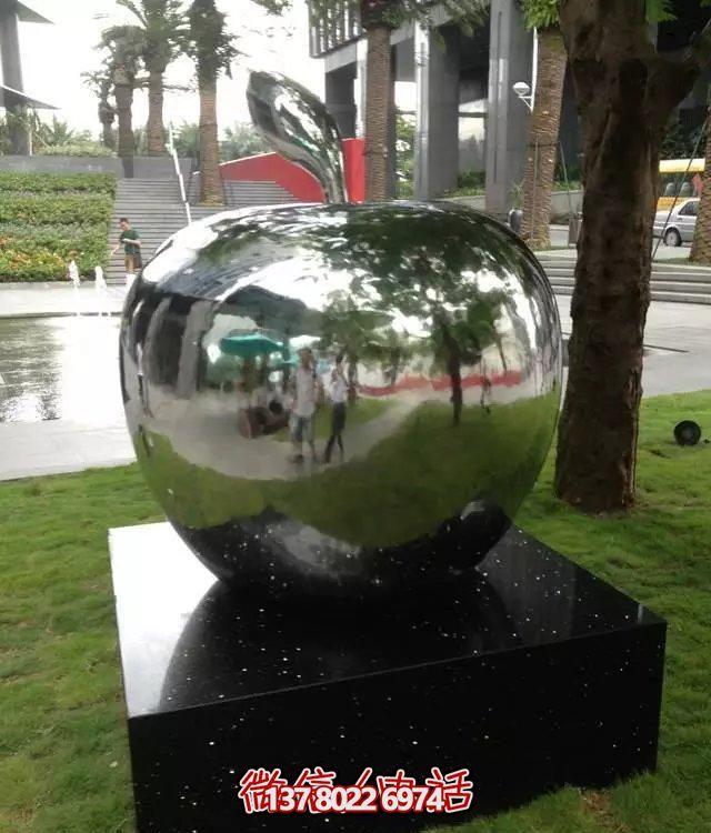 不銹鋼蘋果雕塑擺件，讓你的戶外空間更有創(chuàng)意！