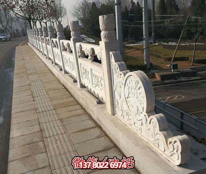 現(xiàn)代城市綠化防護(hù)欄桿，融入自然元素的花崗巖石雕