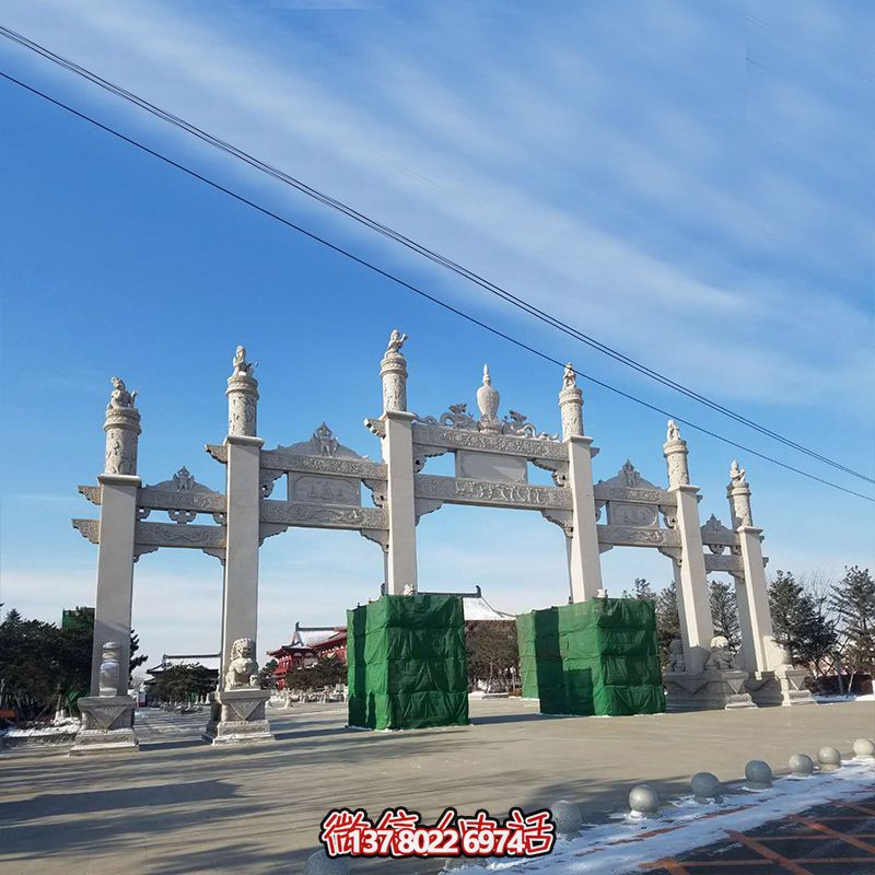 新款漢白玉牌坊，美觀而古樸的石六柱，為寺院和景區(qū)增添靈氣