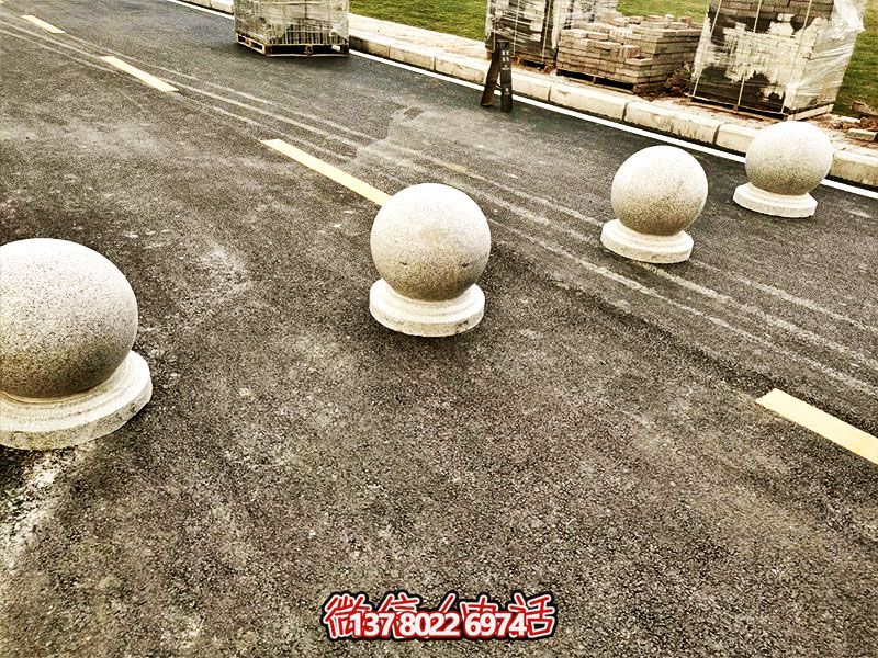 球形路障，為小學(xué)路邊擺放的安全隔離車