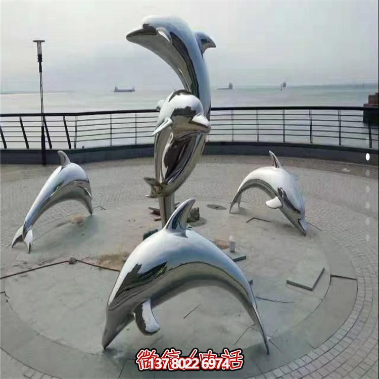 不銹鋼海豚雕塑，讓海邊的廣場更加美觀