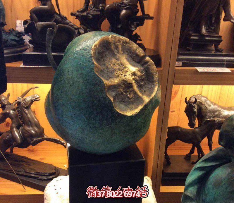 美麗寧?kù)o，自然綠意——欣賞公園銅雕景觀，享受一口新鮮蘋果