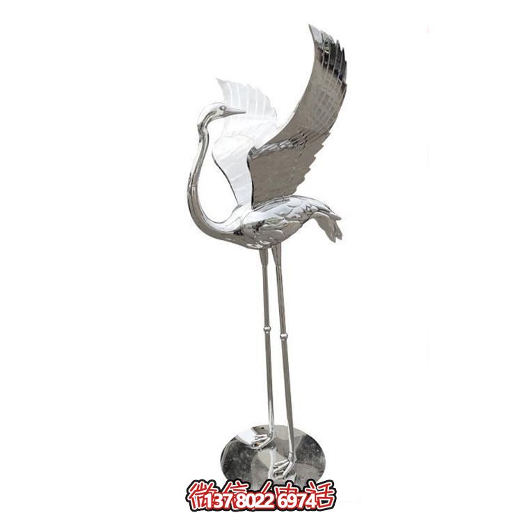 鏡面不銹鋼仙鶴雕塑，質(zhì)樸自然，展翅回頭