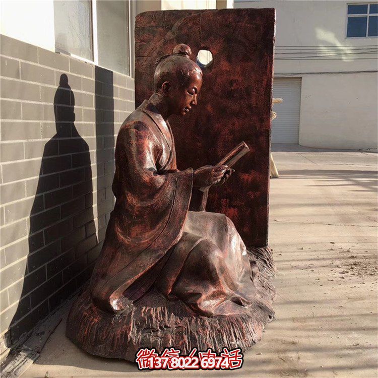 創(chuàng)意銅雕鑿人物看書(shū)借光雕塑，點(diǎn)亮景區(qū)美好氛圍