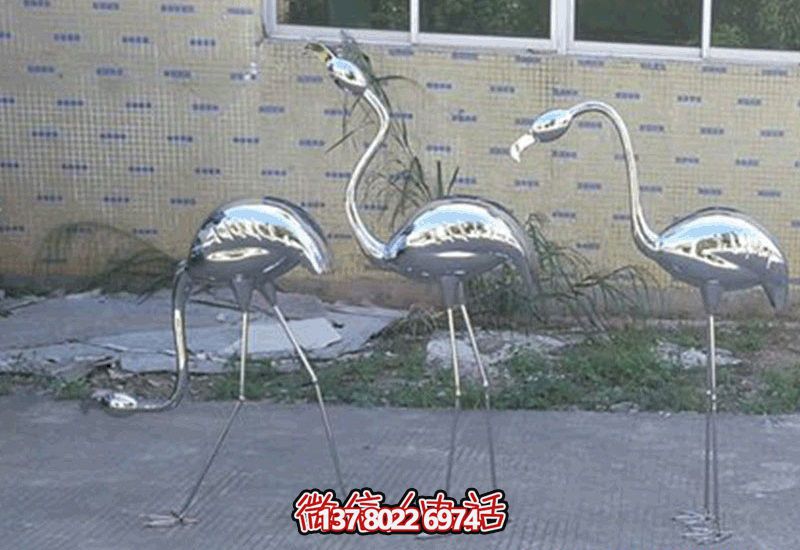 不銹鋼火烈鳥雕塑，完美擺放于室內(nèi)外庭院