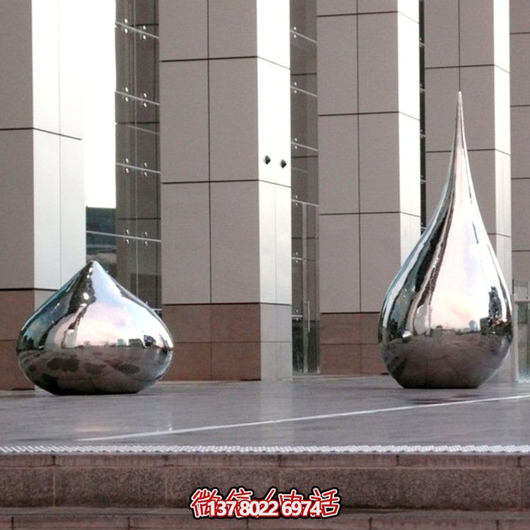 大型不銹鋼水滴異形鏡面雕塑，為廣場增添亮麗風(fēng)景