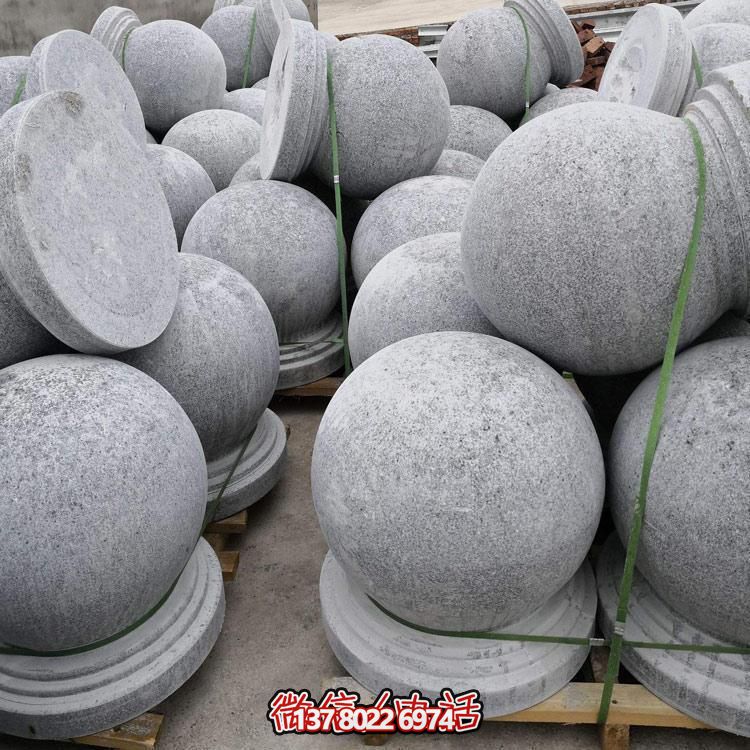 精美石雕車阻，點(diǎn)綴公園美景