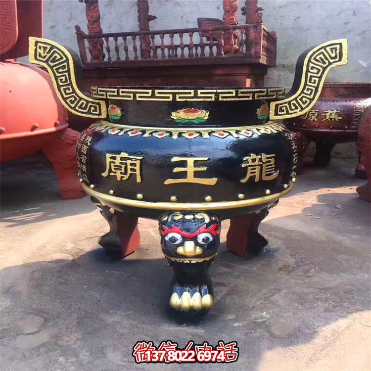 精美彩繪金漆圓形香爐，為寺廟添彩