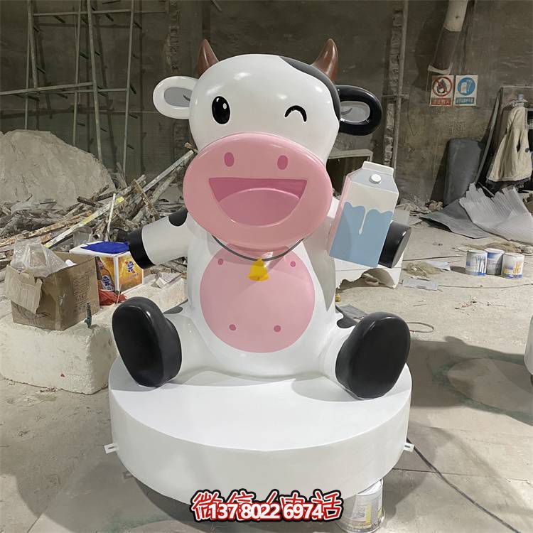 玻璃鋼雕塑，營造優(yōu)雅卡通奶牛公仔氣氛