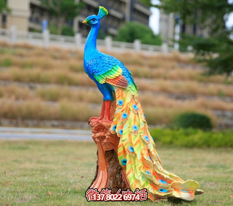 玻璃鋼孔雀雕塑，點(diǎn)綴公園草坪